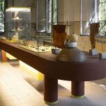 Banco Table progettato dal designer Fabrizio Milesi. Si tratta della copertina della sezione Design Signature di CIAM, che rappresenta l’eccellenza progettuale dell’azienda attraverso collaborazioni con designer di fama internazionale. L’immagine evoca creatività, innovazione e cura artigianale nei dettagli dei prodotti.