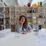 Ritratto della designer Marialaura Irvine, protagonista dell’intervista IAM di CIAM. L’immagine trasmette la sua visione creativa e il legame con il design contemporaneo, in un contesto che riflette l’identità e i valori del progetto CIAM.