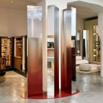 Interno dello showroom Ciam di Milano in via Pastrengo 12, con esposizione delle vetrine refrigerate professionali più iconiche, in un ambiente moderno e curato nei dettagli.