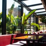 Twiga Monte Carlo by CIAM: design d’interni esclusivo con vetrate panoramiche, piante tropicali e sedute rosse su misura. Soluzioni di arredo per locali di lusso, firmate CIAM.